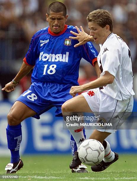 Vasco da Gama soccer player Juninho Paulista fights for the ball with Adehmar of the Sao Caetano team 30 December 2000 in Rio de Janeiro. El jugador...