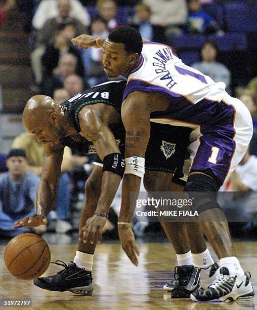 Phoenix Suns' guard Anfernee Hardaway tries to knock the ball away from Minnesota Timberwolves' guard Chauncey Billups during the second quarter 07...