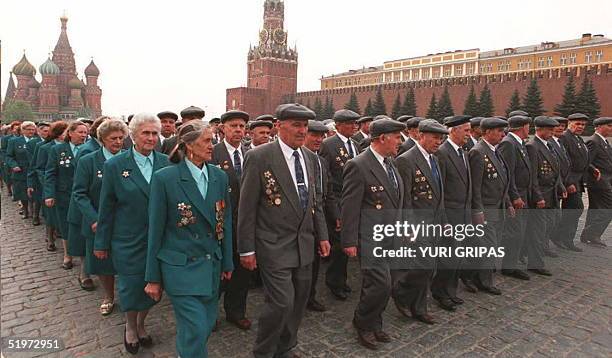 Group of WWII veterans march as they practice for the Victory Day Parade in Red Square 27 April. US President Bill Clinton, French President Francois...