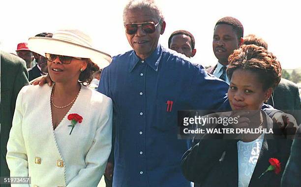 South African President Nelson Mandela poses with Limpho Hani , the widow of Communist Party chief Chris Hani, and her daughter Nomakwezi 15 April...