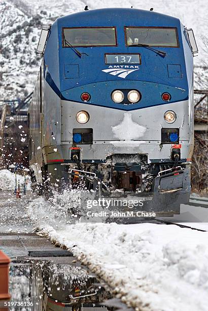 amtrak locomotiva, califórnia zéfiro, a voar neve - amtrak nome de marca imagens e fotografias de stock