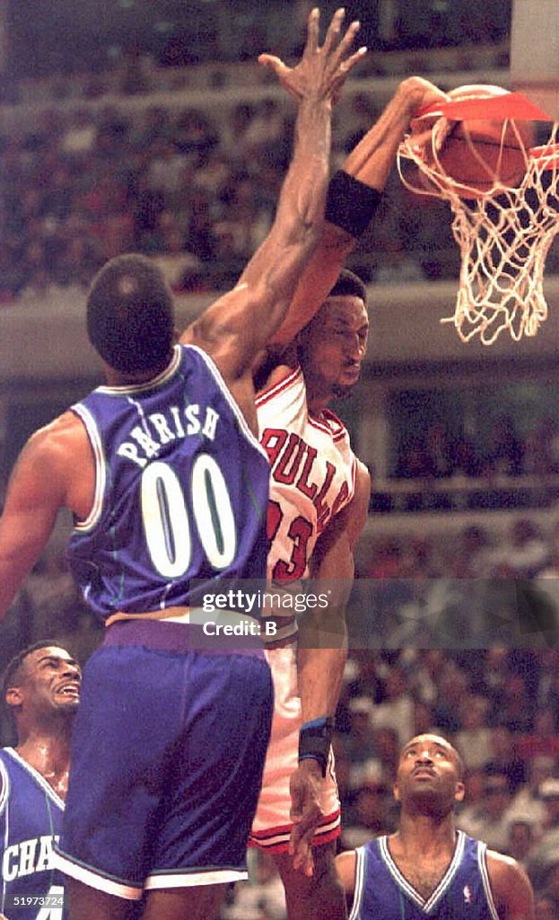 Chicago Bulls forward Scottie Pippen (R) finishes