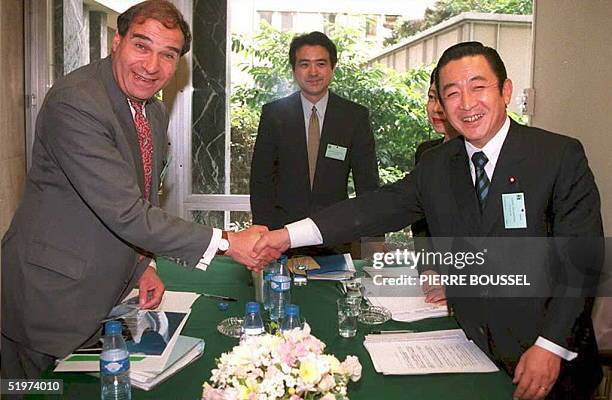 Trade Commissioner Sir Leon Brittan shakes hands with Japanese Minister for International Trade and Industry Ryutaro Hashimoto 24 May prior to their...