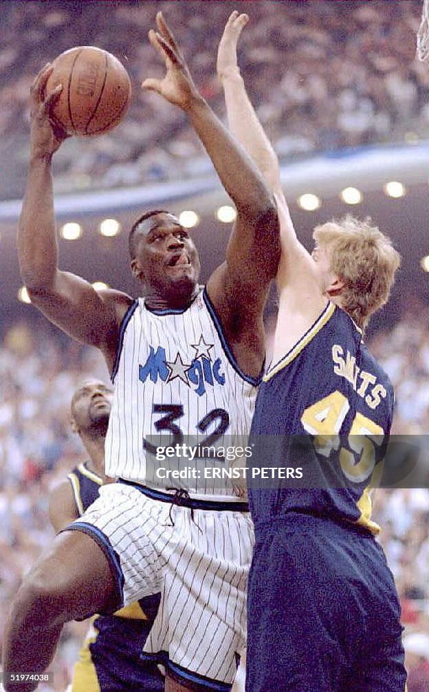 Orlando Magic's center Shaquille O'Neal (L) is gua