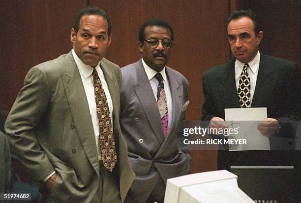 Simpson , Johnnie Cochran Jr. And Robert Shapiro watch the jury come into the courtroom 08 May during the O.J. Simpson murder trial in Los Angeles....