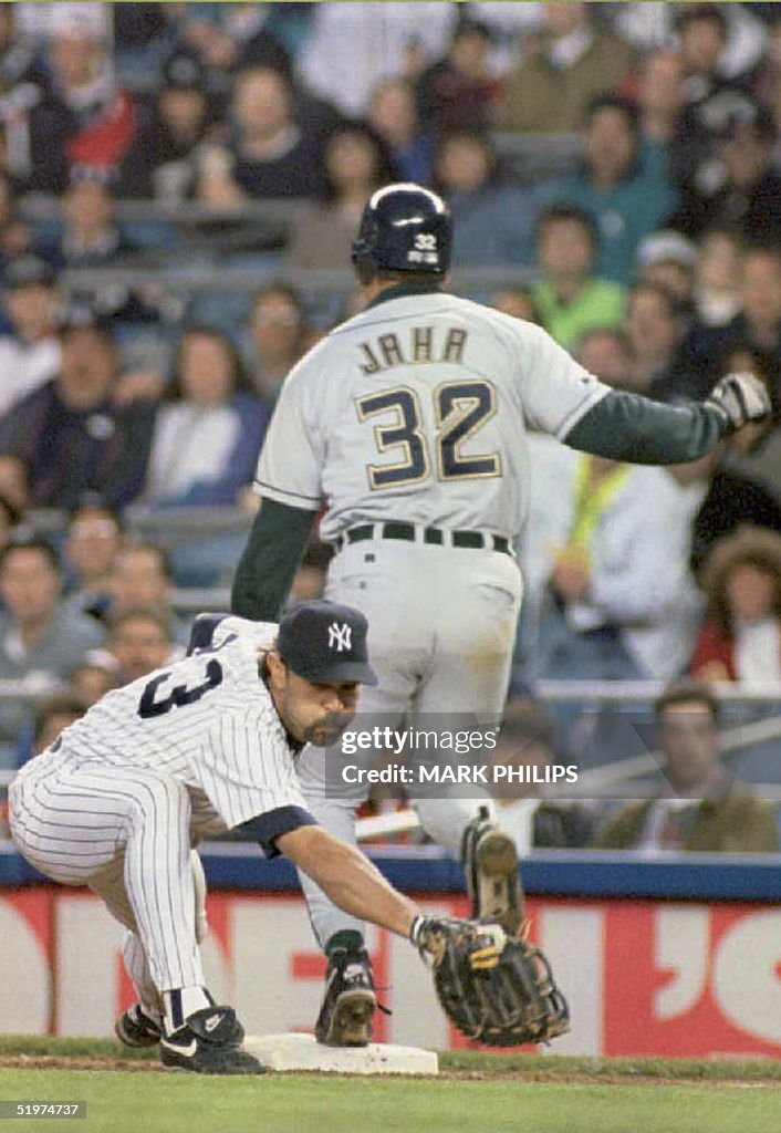 New York Yankees first baseman Don Mattingly(L) lu