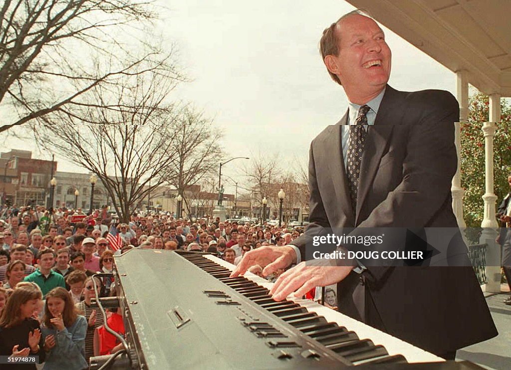 US Presidential candidate Lamar Alexander smiles w