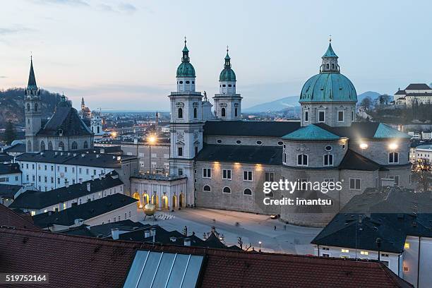 salzburger dom - domplatz salzburg stock-fotos und bilder