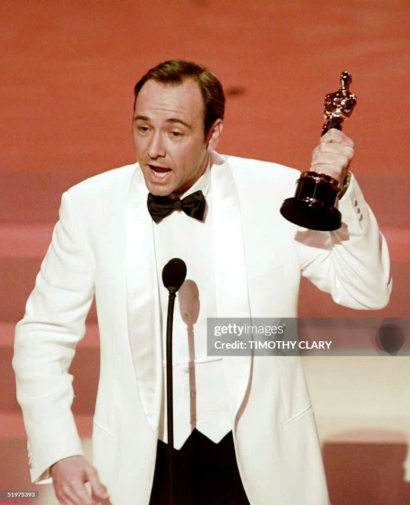 Kevin Spacey holds up his Oscar after winning Best