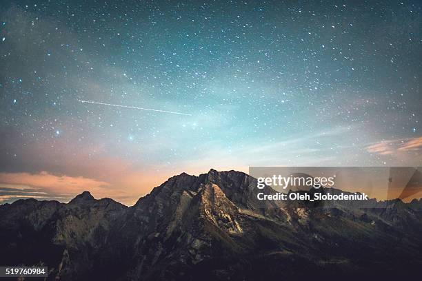 sternennacht - bergkette stock-fotos und bilder