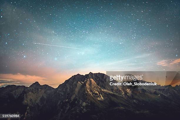 starry night - berg stockfoto's en -beelden
