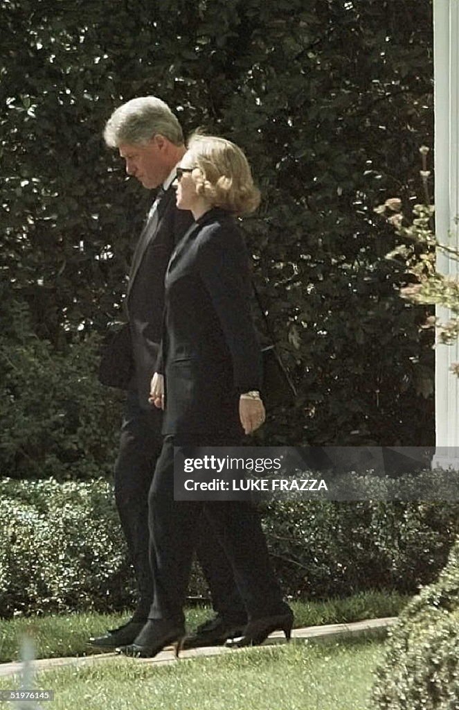 US President Bill Clinton (L) and First Lady Hilla
