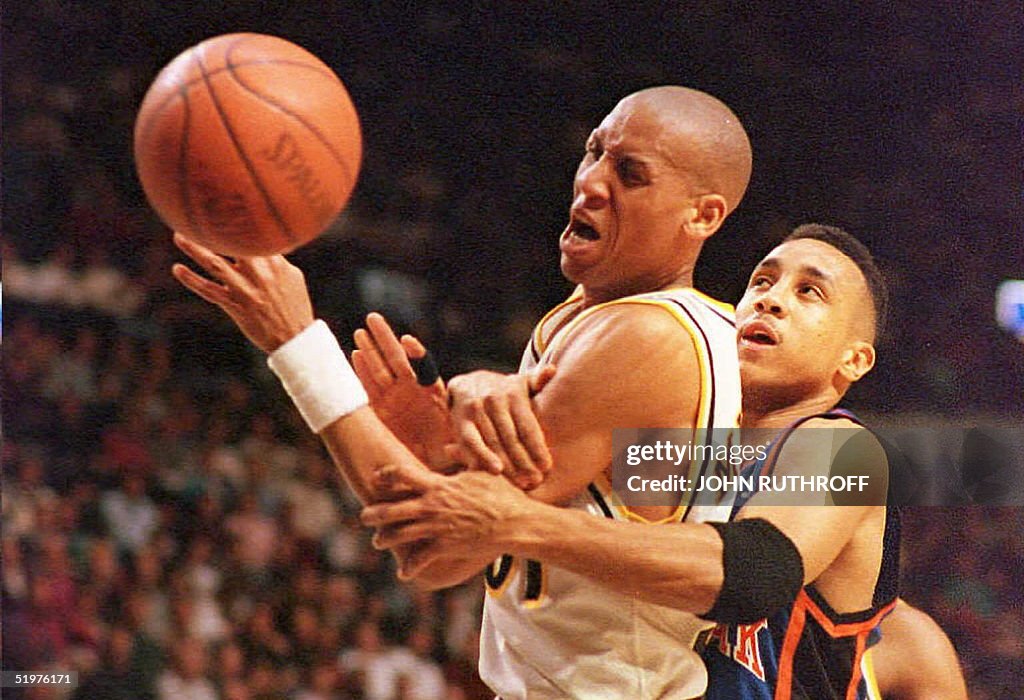 New York Knicks guard John Starks (R) commits a fo