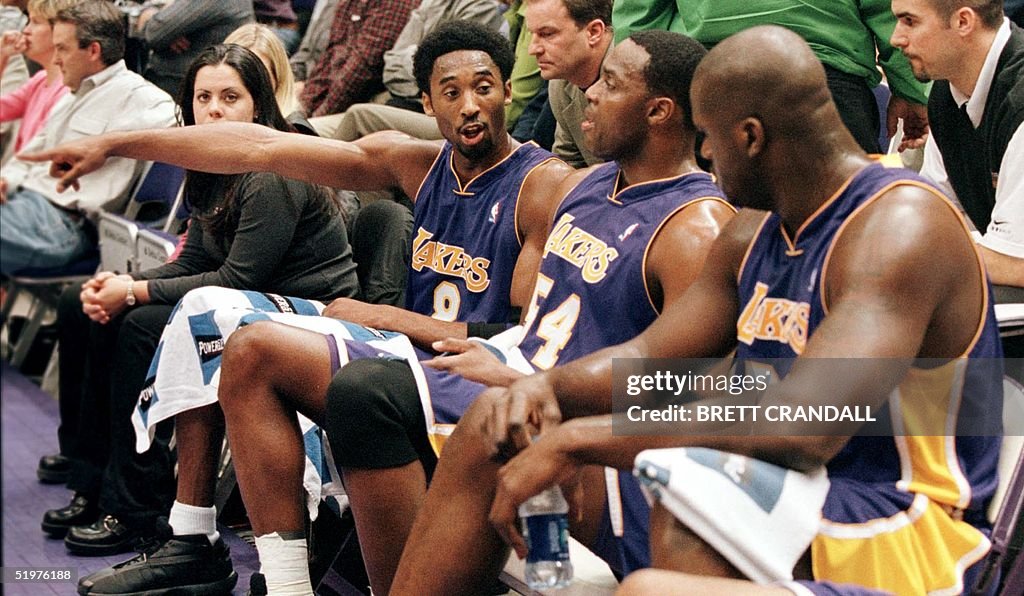 Kobe Bryant (L) of the Los Angeles speaks with Sha