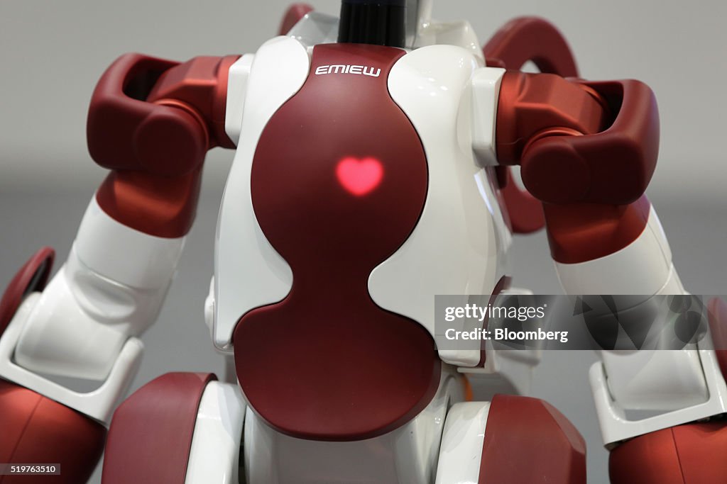 Hitachi Builds Cloud-Based Humanoid Robot for Shoppers, Tourists