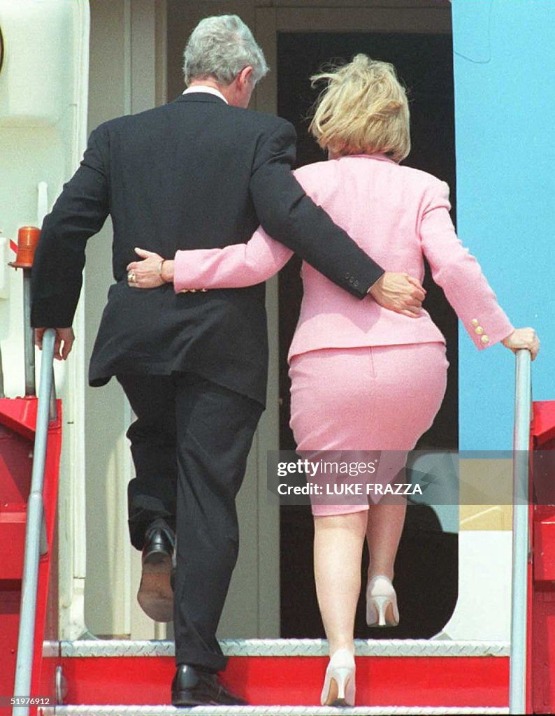 US-CLINTONS BOARD PLANE
