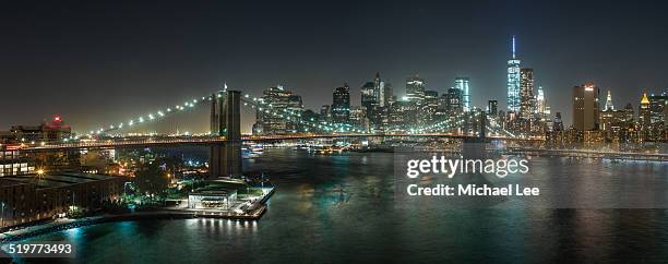 brooklyn bridge elevated view night panorama - brooklyn skyline foto e immagini stock