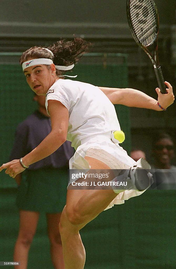 specificeren agitatie Roman Arantxa Sanchez Vicario of Spain returns the ball to her opponent... News  Photo - Getty Images
