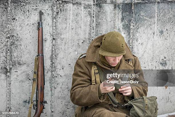 ww ii: front lines eating a canned ration - england vs germany stockfoto's en -beelden