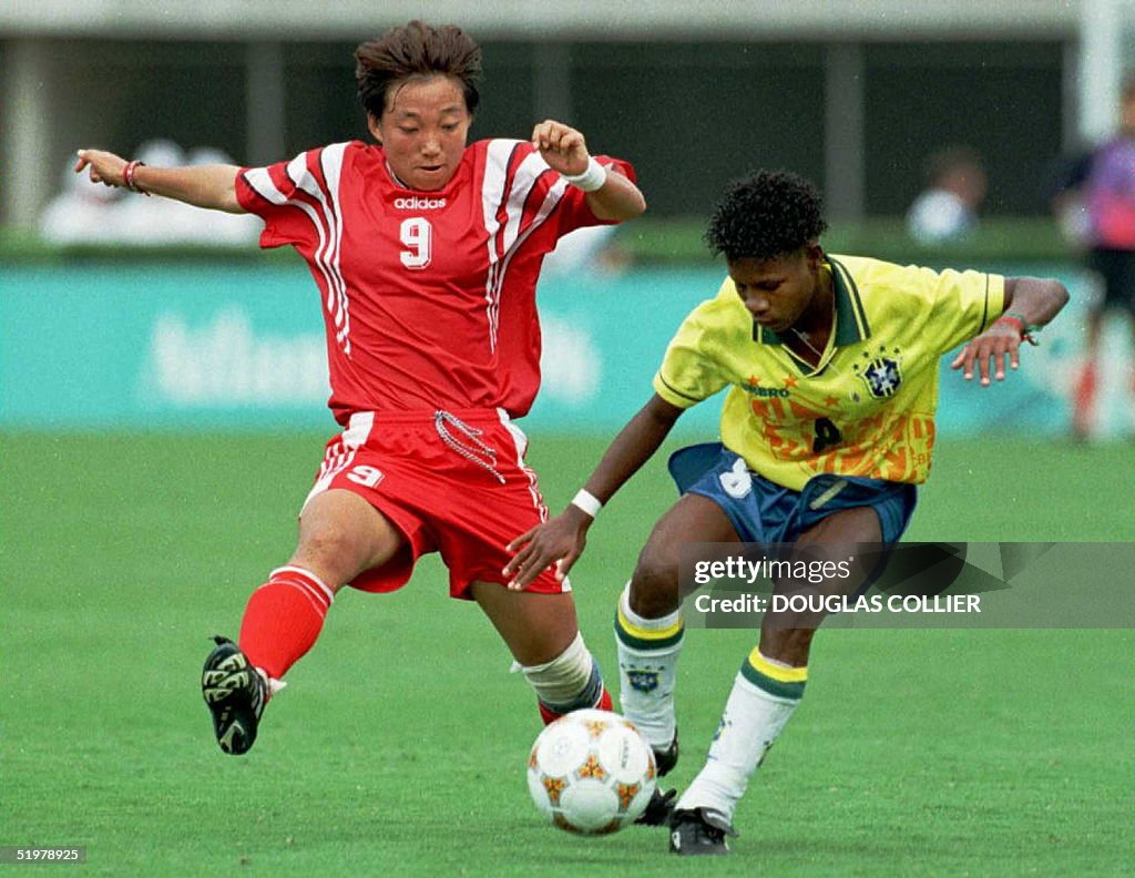 Sun Wen of Chinsa and "Formiga" of Brazil battle f