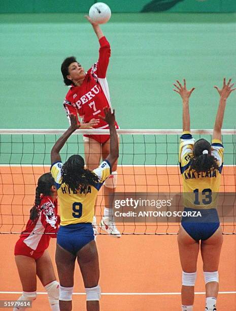 Peru's Milagros Camere Puga smashes the ball past Brazilians Hilma and Ana Flavia 20 July at the Omni Coliseum in Atlanta during their women's...