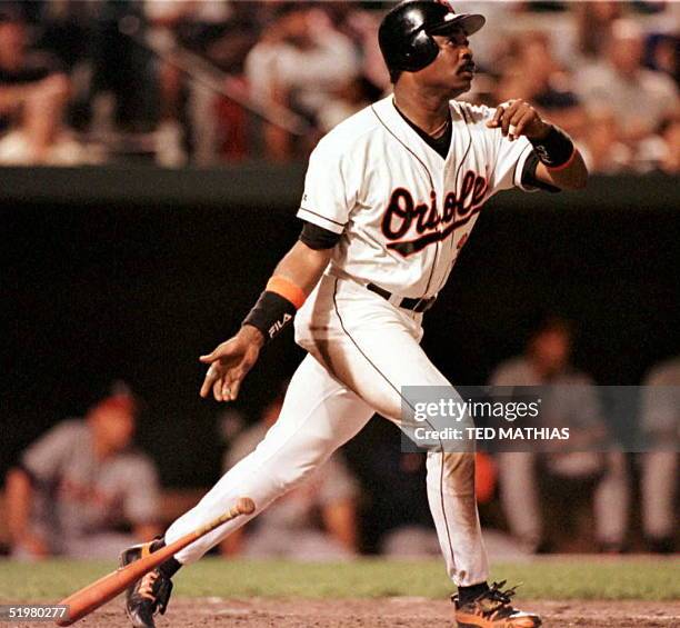 Baltimore Orioles Eddie Murray watches as his 500th career home run clears the fence at Camden Yards at Oriole Park off Detroit Tigers starting...