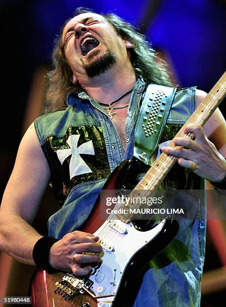 Janick Gers, guitarrista del grupo ingles Iron Maiden, toca durante la presentacion de su grupo en el tercer festival musical Rock in Rio, en Rio de...