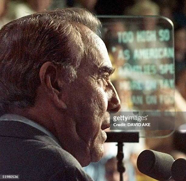 Republican Presidential candidate Bob Dole reads his speech from a teleprompter during a campaign rally at Lakeland Community College in Kirtland,...