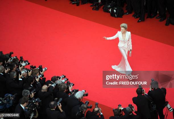 Actress Faye Dunaway poses as she arrives to attend the opening ceremony and the screening of Brazilian director Fernando Meirelles' film 'Blindness'...