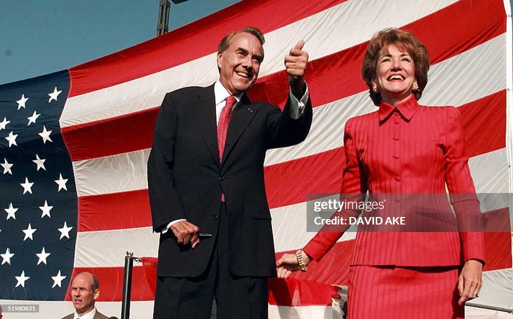 US Republican presidential candidate Bob Dole (L)