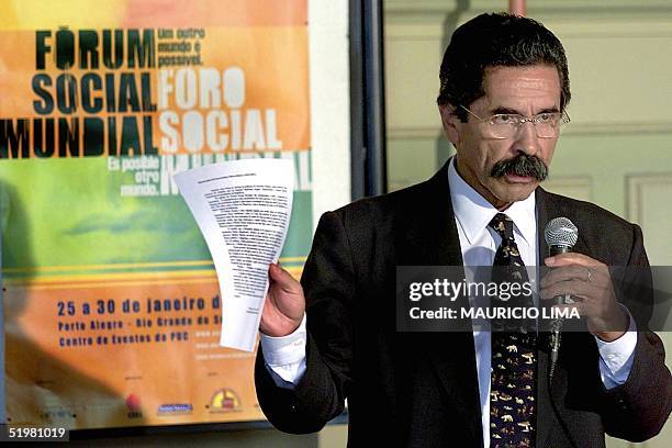 Olivio Dutra, governor of the state Rio Grande del Sur, talks during a press conference 24 January 2001 at the opening of the Social Worlds Forum in...