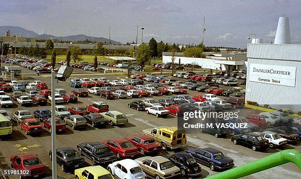 This photo shows the parking lot of the Daimler-Chrysler plant in Toluca, 60 km from the capital, Mexico, 29 January 2001. Vista de la playa de...