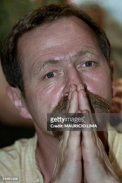 Jose Bove, leader of French farmers, takes questions from the press 30 January 2001 in Porto Alegre, Brazil. Jose Bove, lider campesino frances,...