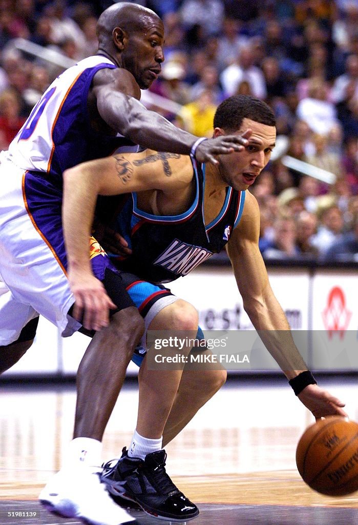 Vancouver Grizzlies guard Mike Bibby(R) is guarded