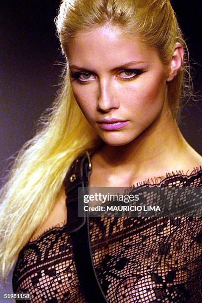 Model presents a design by the Forum label 02 February 2001, during the Sao Paulo Fashion Week, Sao Paulo, Brazil. Una modelo de la marca Forum...