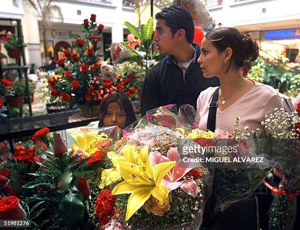 Young couple choose flowers as a Saint Valentine's gift 14 February 2001 in a Flower Fair in a shopping center of Managua, Nicaragua. Una pareja de...
