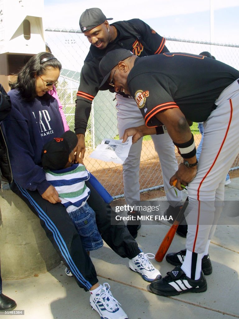 San Francisco Giants manager Dusty Baker (R) shows