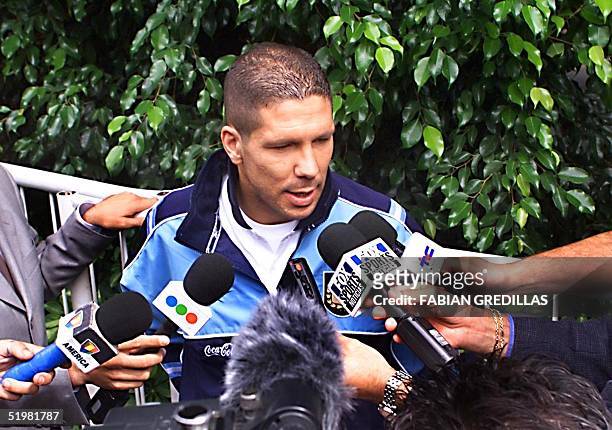 Diego Simeone talks to the press 26 March 2001 in Ezeiza, Buenos Aires, Argentina, where the team is staying. Diego Simeone, formula declaraciones a...