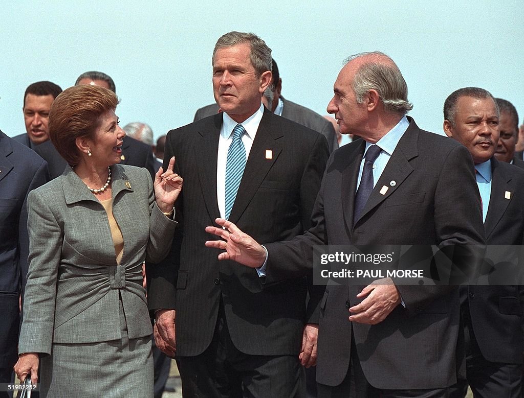 US President George W. Bush (C) talks with Panama'