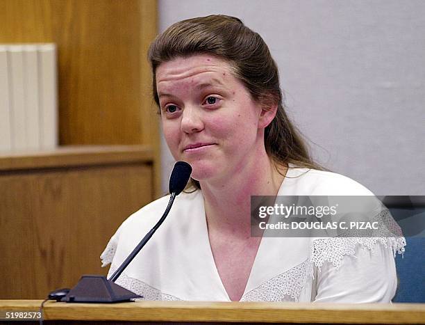 Linda Green testifies during her husband's polygamy trial at 4th District court in Provo, Utah, 15 May, 2001. Utah polygamist Tom Green is on trial...