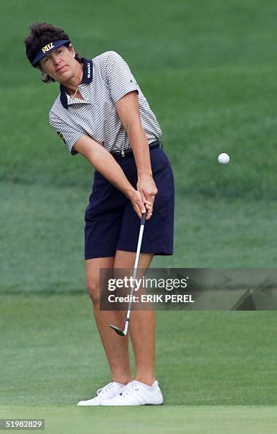 Golfer Juli Inkster of the United States chips onto the green on the 13th hole 1 June 2001 during the second round of the US Women's Open at Pine...