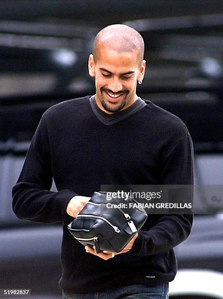 Juan Sebastian Veron, player of the Argentinian soccer team, arrives at the Ezeiza sport complex, in Buenos Aires, where his team practices, 01 June...