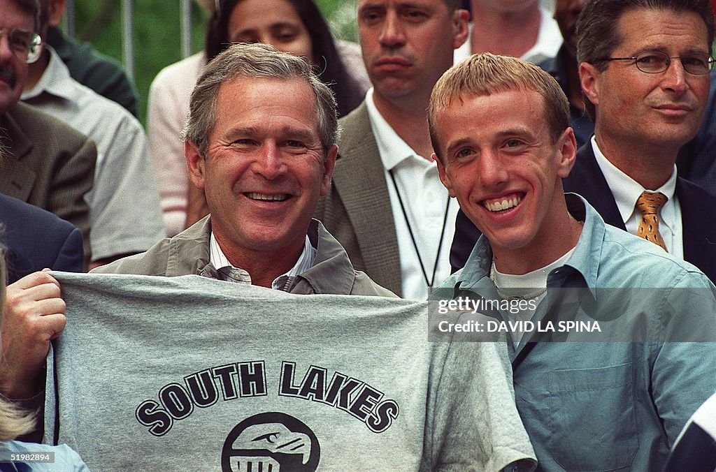 US President George W. Bush (L) holds a South Lake