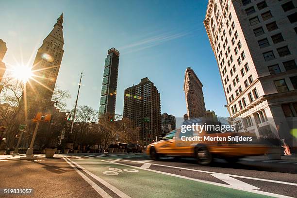 sunrise over madison square park - yellow taxi stockfoto's en -beelden