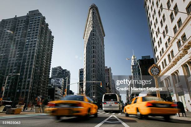 yellow cabs below flatiron building - taking a vintage ny taxi cab stock pictures, royalty-free photos & images