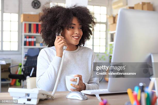 sonriente mujer de negocios hablando en el teléfono con cable - teléfono con cable fotografías e imágenes de stock