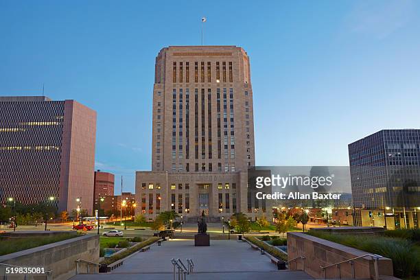 jackson county courthouse illuminated at dusk - kansas city missouri stockfoto's en -beelden