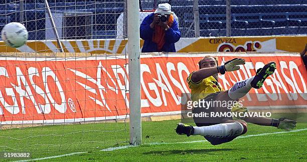 Argentinian Luis Islas unsuccessfully blocks a shot by Atlante's Jose Manuel Abundis during a winter tournament game on August 25, 2001 in Mexico...
