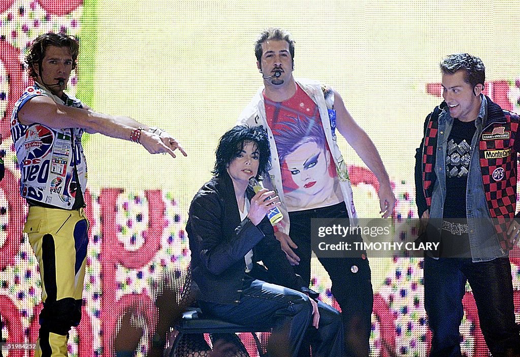 Nsync Mj Michael Jackson performs with NSYNC at the 2001 MTV Video Music Wards ...