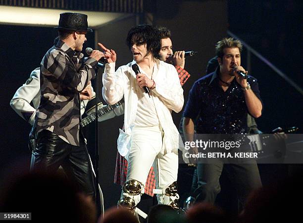 Nsync Mj Michael Jackson performs with the group 'NSYNC at Madison Square ...